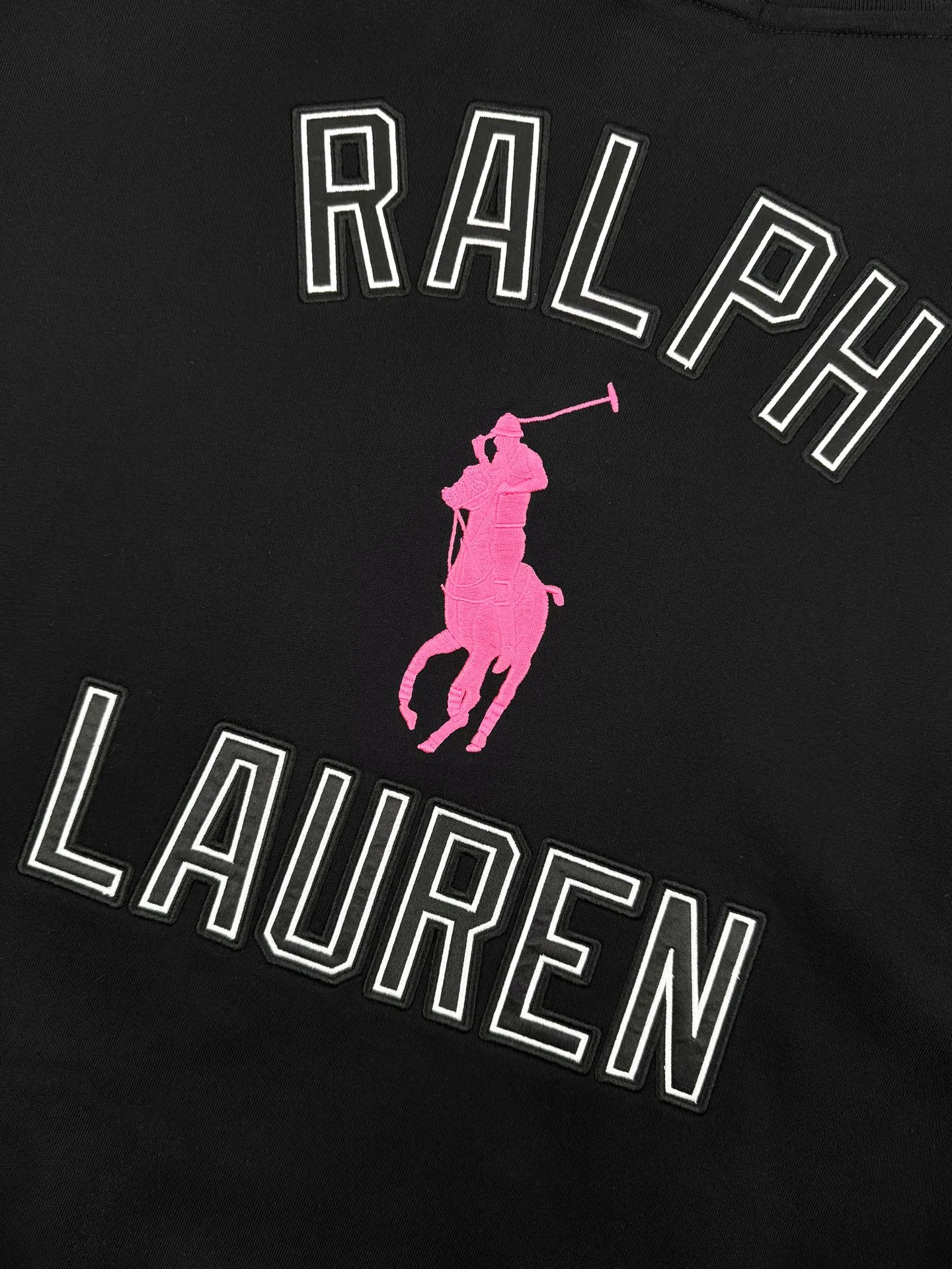 P420 Ralph Lauren pink label half-turtleneck sweatshirt, custom-made luxury cotton fleece composite, soft and silky, comfortable against the skin, with a pure black tone as the background, a touch of pink pony logo embroidery on the chest, low-key and powerful. The back panel is embellished with the brand letters outlined in ivory white satin intarsia, and the pink pony embroidery jumping in the center is the only color footnote in this black and white silent film, which coincides with the elegant and uninhibited brand philosophy. Its unique ribbed half-high collar design is sublimated, giving more flexibility and fashion sense to wear, showing taste in silence, showing elegance and style. Process 1: Using imported machine embroidery technology, using advanced computer control system and precise mechanical components to realize the pony mark embroidery operation, with high precision and smooth and delicate lines. Process 2: Using imported machine appliqué technology, using advanced computer control system and precise mechanical components to realize Ralph Lauren appliqué embroidery operation. Showing an embroidery effect with both clarity and three-dimensionality. Process 3: The fabrics are washed carefully and have better hand texture. Not easy to deform, not easy to shrink, not easy to fade, and maintain long-term beauty. Accessories: Customized 1:1 Ralph Lauren alloy head. Customized 1:1 Ralph Lauren zipper. Customized 1:1 Ralph Lauren trademark. Version: Loose version. Size: S M L XL. Style number: CC918.